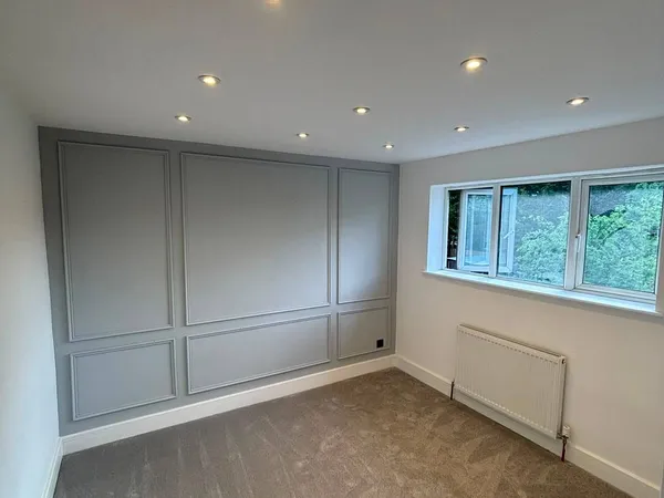 Ceiling lighting installation with recessed downlights