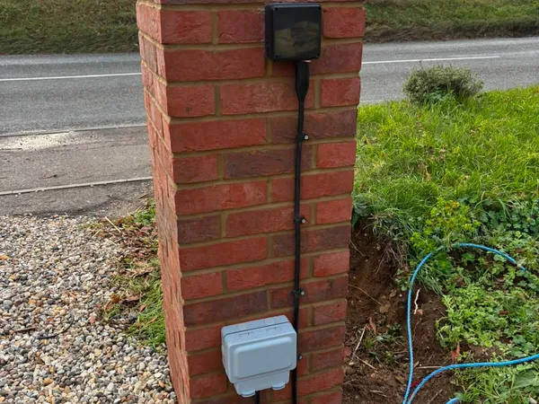Exterior power installation for an outbuilding