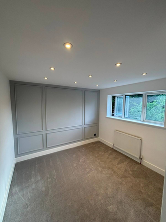 Ceiling lighting installation with recessed downlights