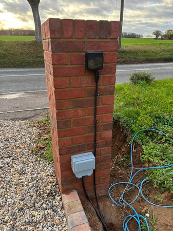 Exterior power installation for an outbuilding